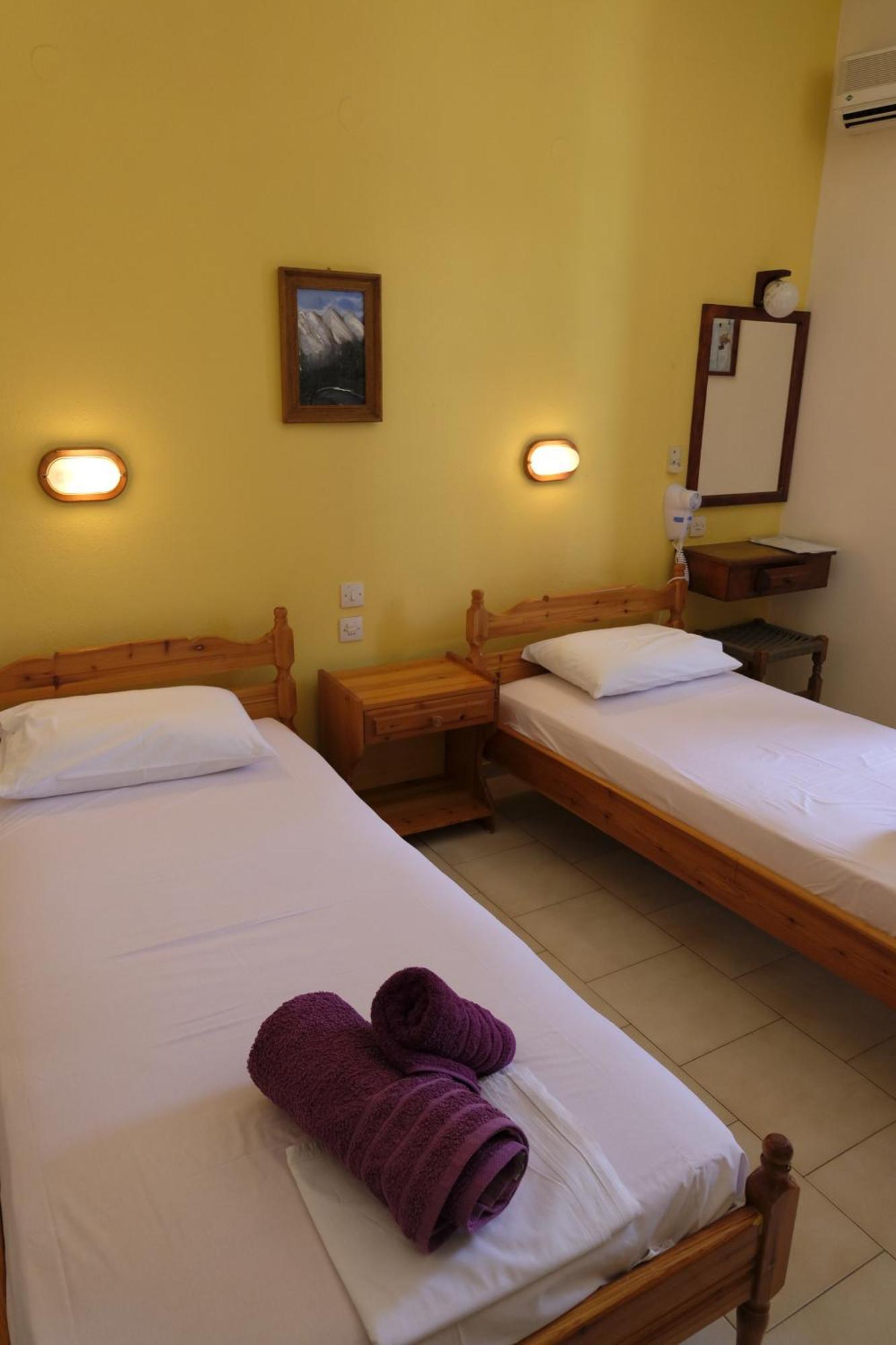 Taxiarchis Apartments Skiathos Town Room photo