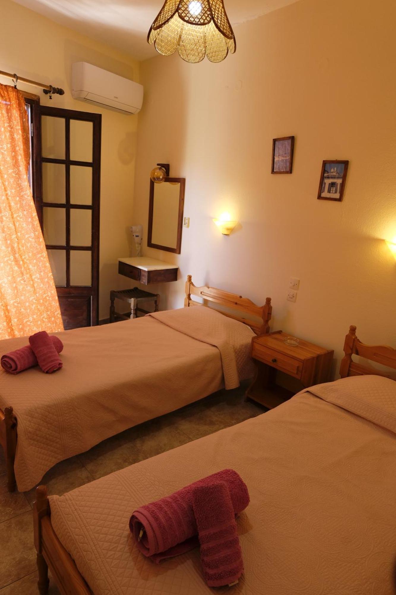 Taxiarchis Apartments Skiathos Town Room photo